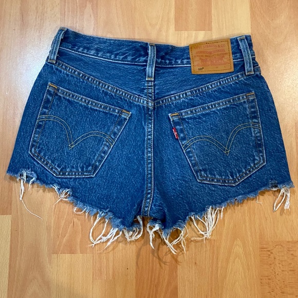 NWOT Aritzia Levi’s 501 Shorts Indigo Avenue Sz.23 - Picture 6 of 13